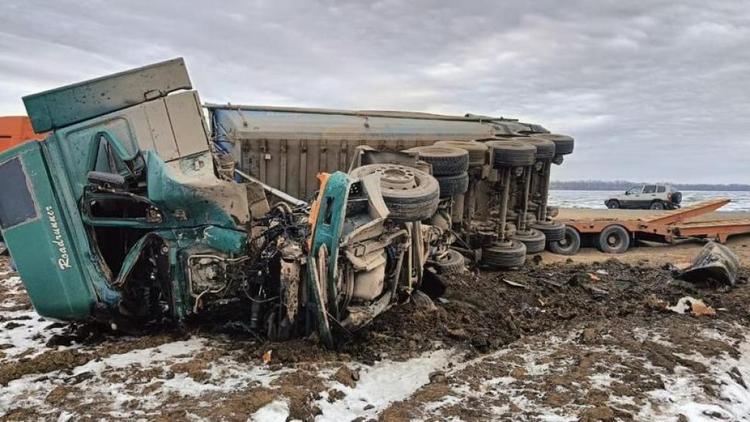 Один человек погиб в аварии с грузовиками в Александровском округе