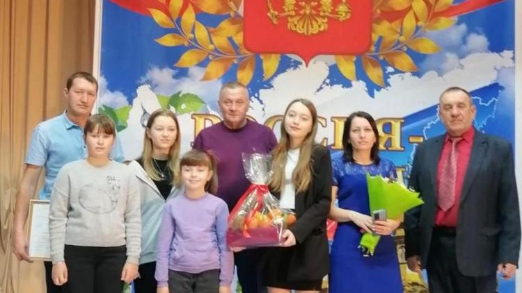 Две семьи из Арзгирского округа Ставрополья получили жилищные сертификаты