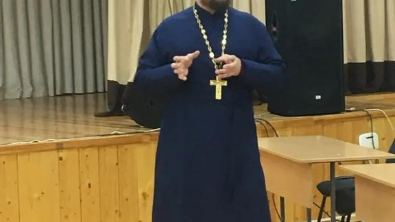 Священнослужитель провёл беседу с учащимися школы № 1 Невинномысска