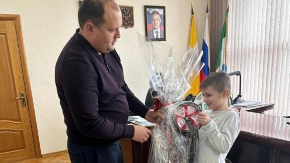Глава Железноводска вручил подарок собравшему мусор в парке мальчику