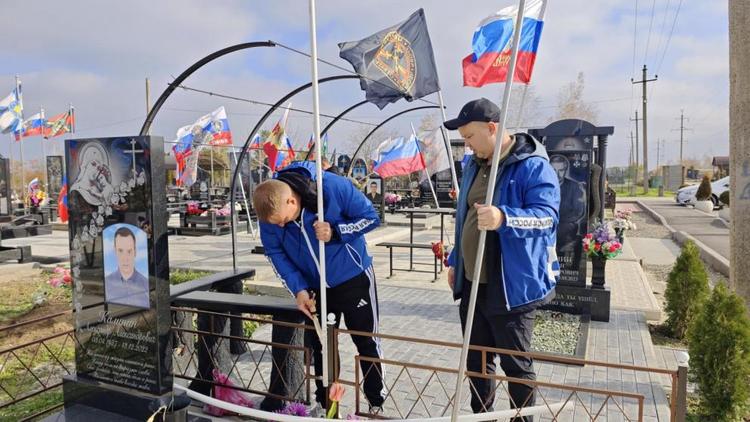 В Георгиевском округе обновили флаги на могилах героев