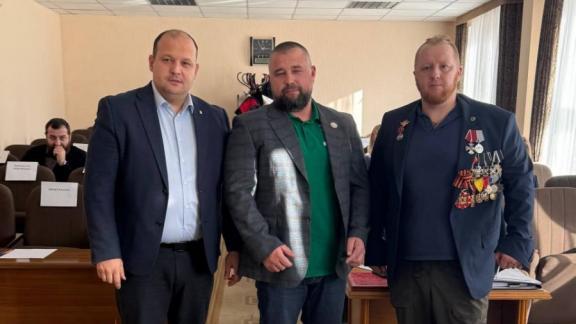 Ветеранам СВО Железноводска вручили партийные билеты