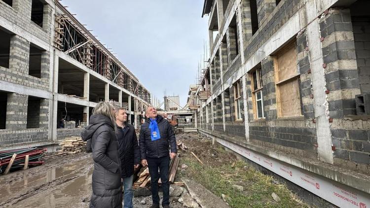 Ставропольский партдесант проверил строительство школы в Михайловске 