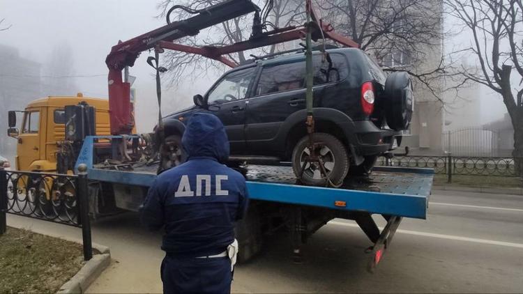 В Ставрополе эвакуировали автомобили за парковку на местах для инвалидов