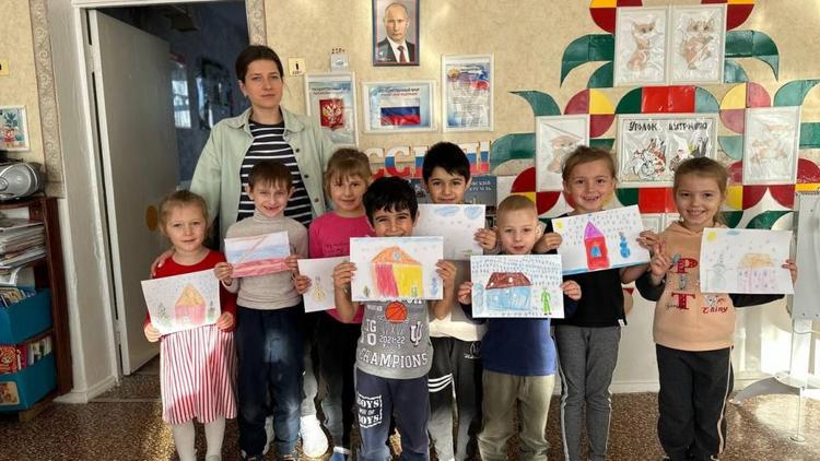 Активисты дошкольных учреждений Будённовска оказывают поддержку бойцам СВО