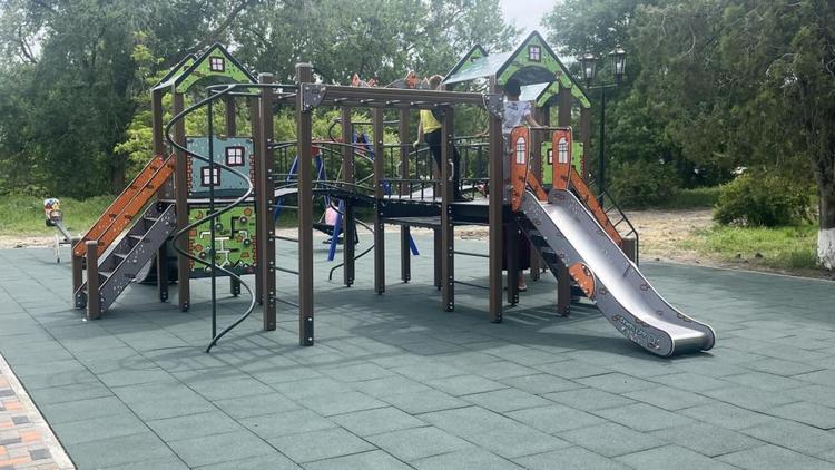 В селе Петровского округа Ставрополья обустроили детскую площадку