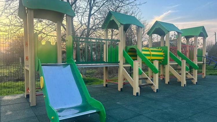 Еще две детские площадки построили в Кировском округе Ставрополья
