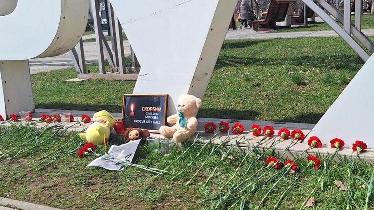 Жители Георгиевска несут цветы и игрушки в парк Дружбы