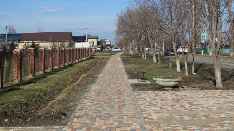 В селе Кочубеевском на Ставрополье в рамках нацпроекта благоустраивают улицы
