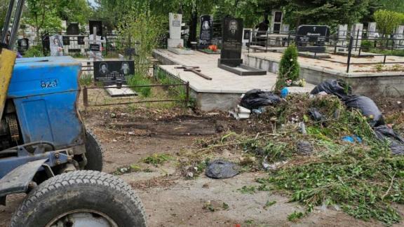 Глава Ессентуков призвал горожан выносить мусор после уборки на кладбищах