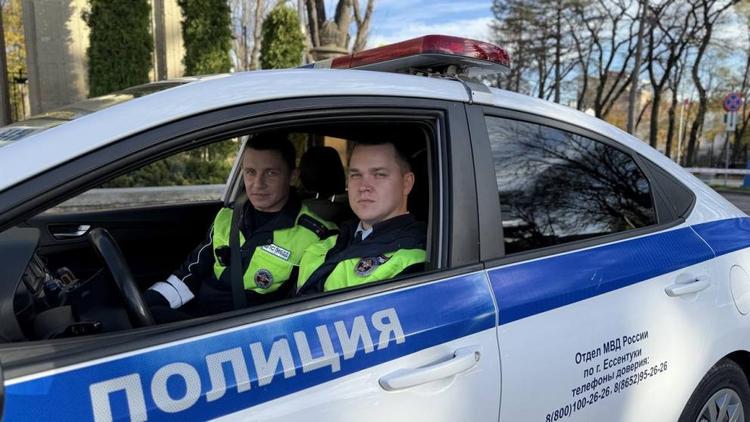 В Ессентуках автоинспекторы помогли водителю заменить спущенное колесо