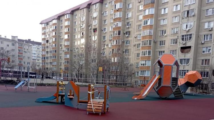 В Ставрополе ремонтируют детские площадки