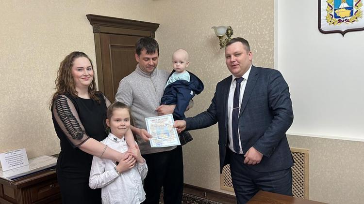 В Новоалександровском округе вручили жилищные сертификаты молодым семьям