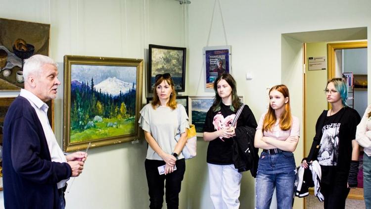 Экспозицию Новокумского музея посетили юные художники Ставрополья
