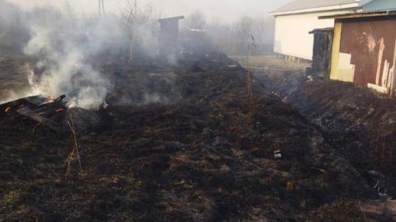 Загоревшуюся сухую траву потушили в Шпаковском округе Ставрополья
