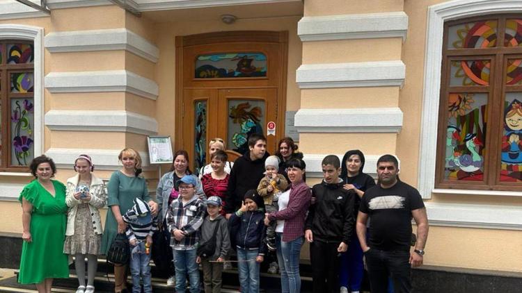 Ставропольский партактивист организовал для детей с ОВЗ просмотр спектакля