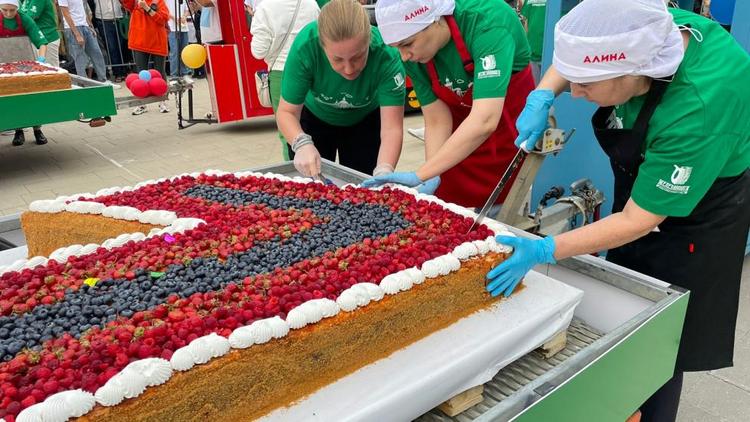 Более 600 килограммов торта съели в Железноводске на День города