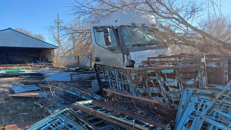Грузовик без тормозов протаранил строительную базу на Ставрополье