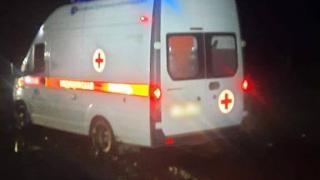Спасатели вытянули застрявшую на бездорожье машину скорой помощи в селе Дивном