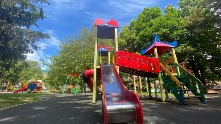Более 40 детских площадок обустроят на Ставрополье в 2024 году
