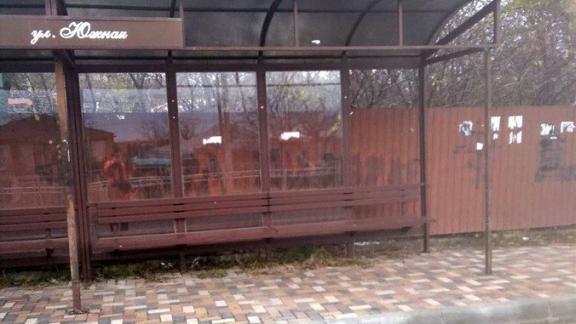 В Ставрополе восстановили повреждённый остановочный павильон