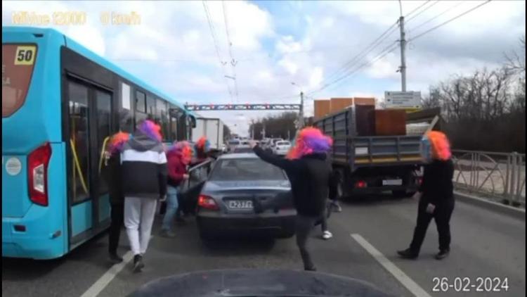 В Ставрополе разобравшим автомобиль пешеходам грозят административные штрафы