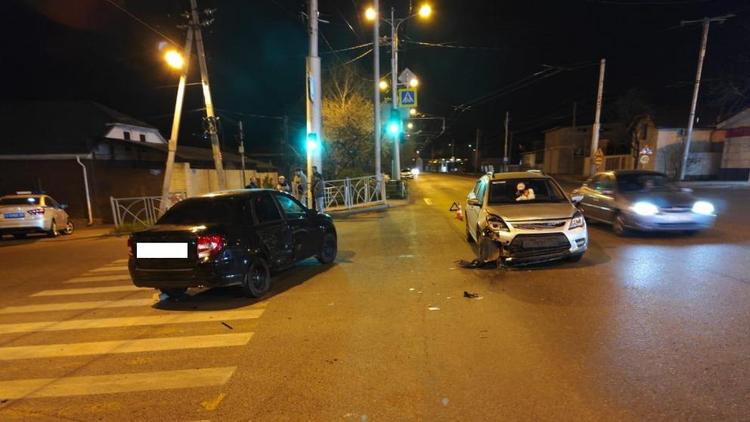 Женщина пострадала в ДТП с опрокинувшимся авто в Ставрополе
