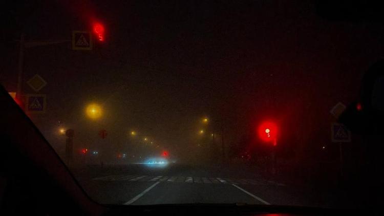 Сильный боковой ветер и густой туман осложнили ситуацию на дорогах Ставрополья