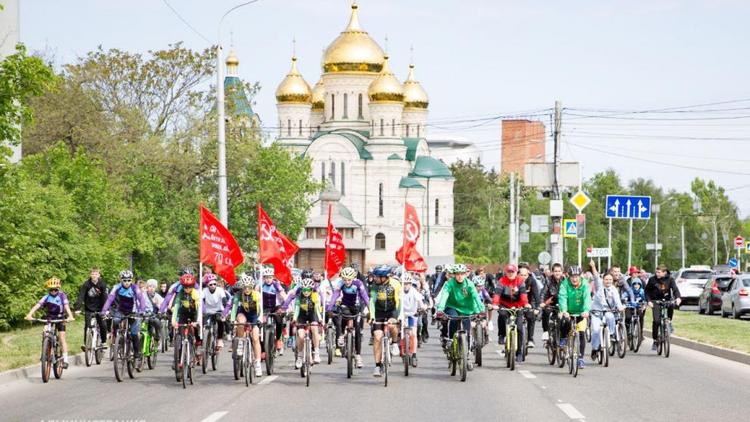 Около тысячи велосипедистов провезли Знамя Победы по улицам Ставрополя