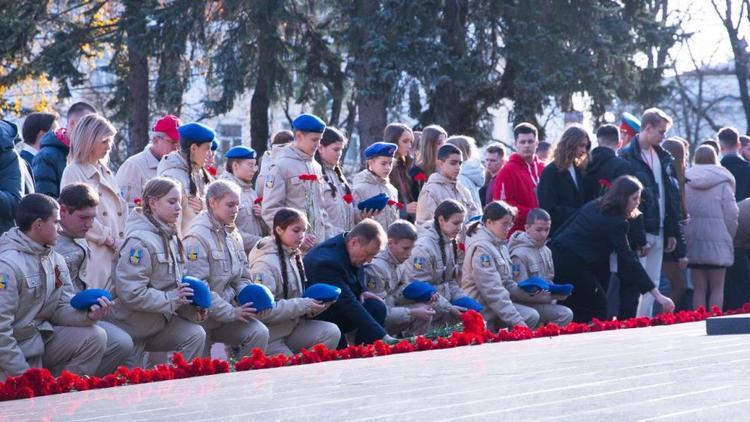 Мэр Ставрополя возложил цветы к Вечному огню в День неизвестного солдата