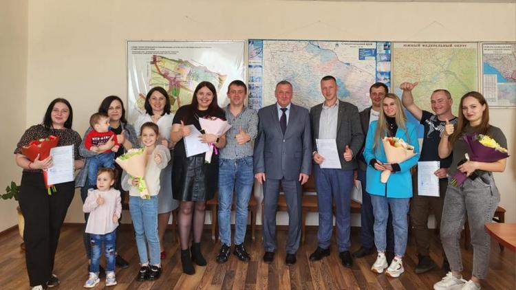 В Арзгирском округе Ставрополья семьям вручили свидетельства на приобретение жилья