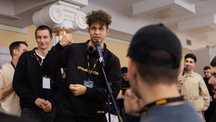 В Ставрополе 100 студентов освоили искусство юмора на специальных курсах