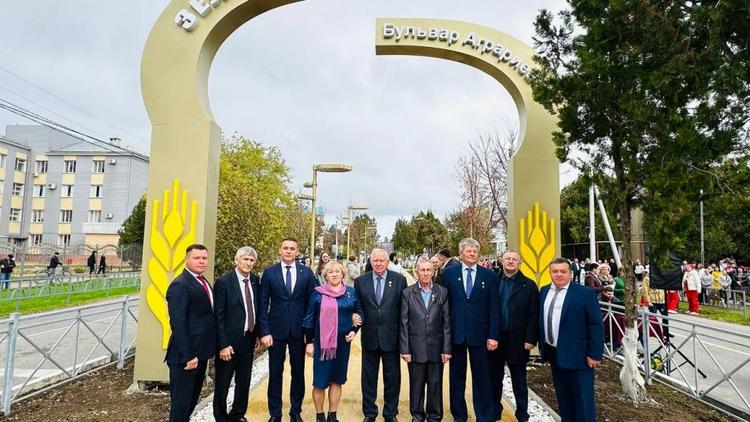 В Зеленокумске с участием героев труда края открыли бульвар аграриев