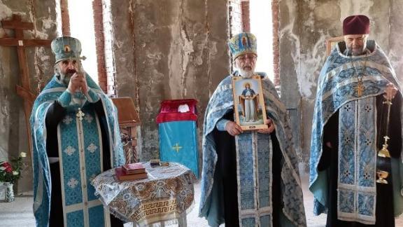 Духовенство Кисловодска провело молебен в строящемся храме
