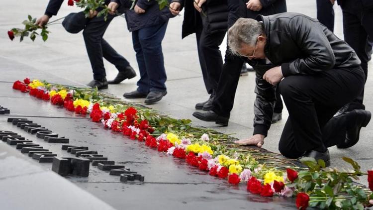 Губернатор Ставрополья возложил цветы к мемориалу в Беларуси