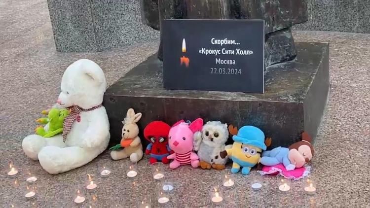 В Кисловодске почтили память погибших в подмосковном «Крокусе»