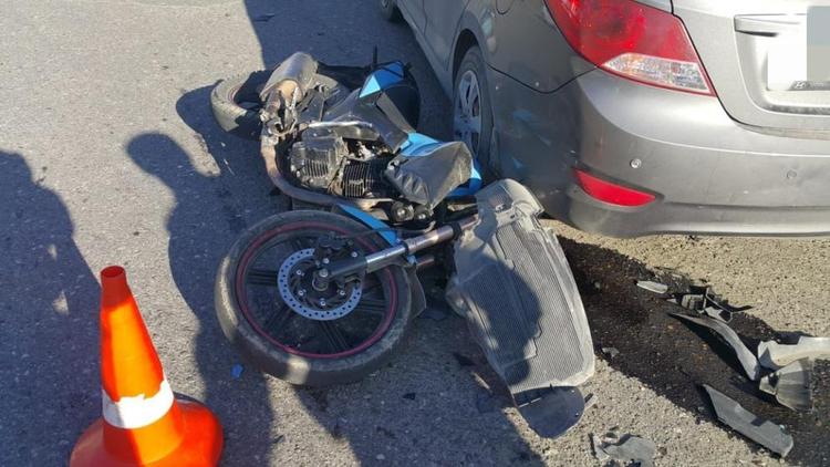 В Кисловодске в ДТП погиб мотоциклист-бесправник