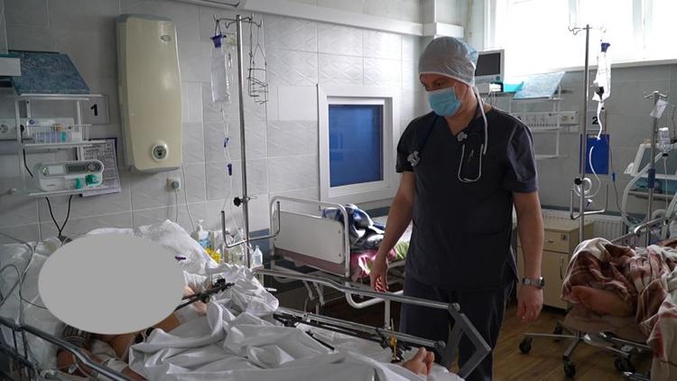 Пятигорские врачи борются за жизнь пенсионерки, выпавшей с 9-го этажа