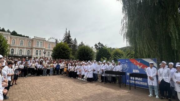 Более 1000 человек в Кисловодске почтили память жертв терактов ​