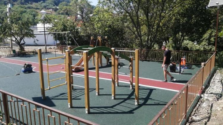Во дворах Кисловодска установили новые детские площадки