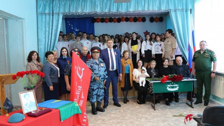 В школе города Благодарного торжественно открыли Парту героя