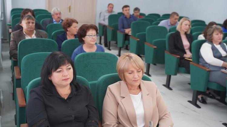 Осенний сев и ремонт дорог в центре внимания властей Андроповского округа