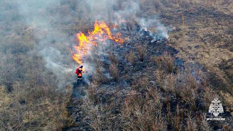 Огнеборцы тушат ландшафтный пожар в Шпаковском округе Ставрополья