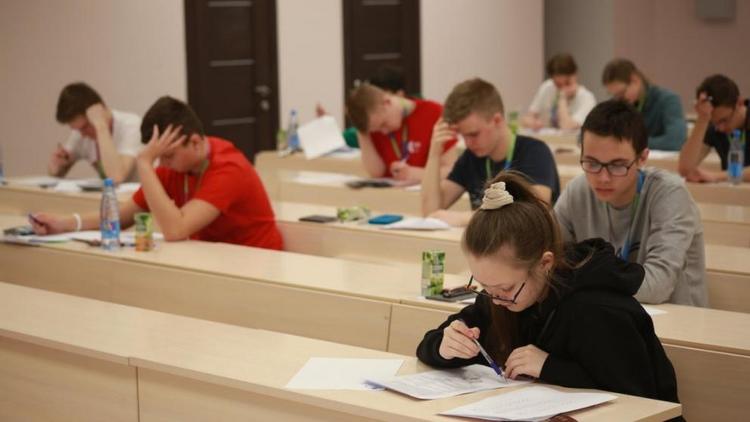 В краевой олимпиаде по литературе участвуют более 20 школьников Ставрополя