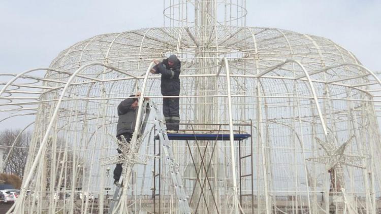 В Ставрополе демонтируют зимнее убранство фонтанов