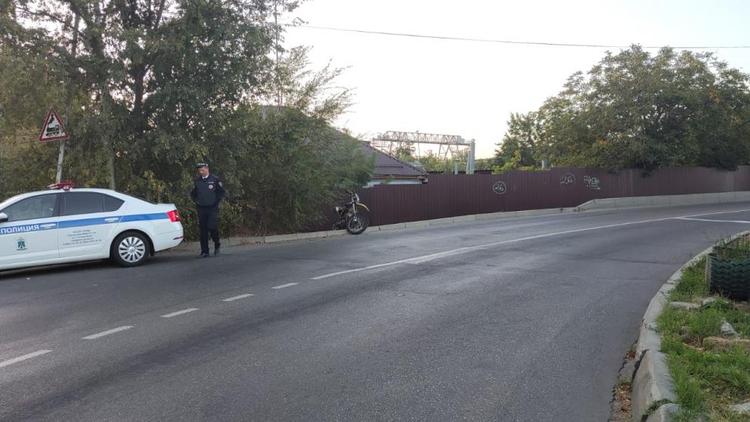 В Ставрополе мотоциклист-бесправник пострадал после наезда на бордюр
