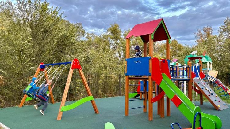 В Светлограде открылась современная детская площадка