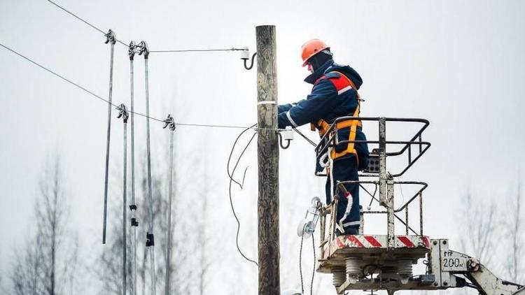 Электроснабжение восстанавливают на Ставрополье после разгула стихии