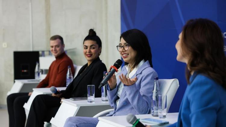 Блогеры из разных стран делятся секретами успеха на форуме в СКФУ