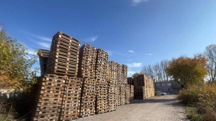 В Железноводске выявили незаконное размещение палет на муниципальной земле